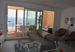 Torredembarra Beachfront apartment sleeps 6