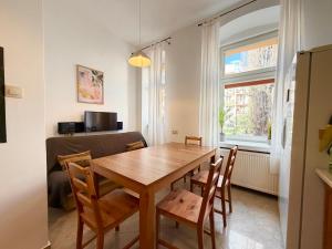 Daszyńskiego Spacious Apartment by BookingHost