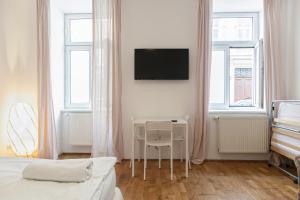 Central & Lovely Private Rooms in 3BR Shared Apt, with smart TV & WiFi