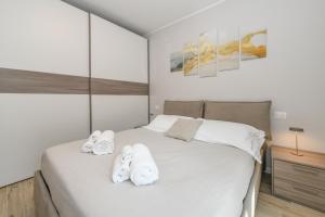 Garda Pearl Apartment - Pool Garage & Central Stay