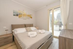 Garda Pearl Apartment - Pool Garage & Central Stay