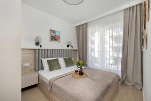 Jasny Apartament Milano 12 z Balkonem i Parkingiem by Noclegi Renters