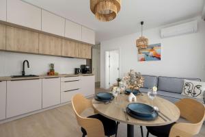 Jasny Apartament Milano 12 z Balkonem i Parkingiem by Noclegi Renters