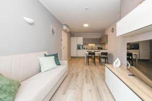 Garda Pearl Apartment - Pool Garage & Central Stay