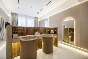 PNB Living - Luxury Canal View Studio - Private Jacuzzi