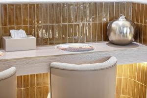 PNB Living - Luxury Canal View Studio - Private Jacuzzi