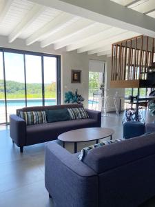 Large fully renovated country house with a pool