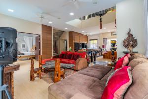 10 bed,13 bath, 3 pools,zip-line,sauna, Ocean view