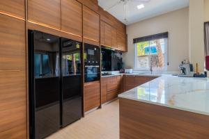 10 bed,13 bath, 3 pools,zip-line,sauna, Ocean view