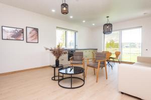 Amber Stone Monciskes