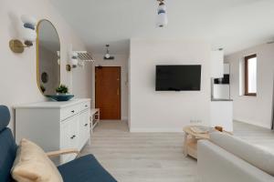 Przestronny Apartament Blisko Plaży z Balkonem by Noclegi Renters