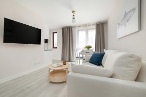 Przestronny Apartament Blisko Plaży z Balkonem by Noclegi Renters