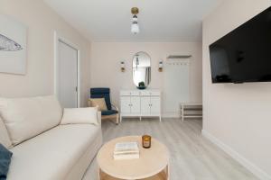 Przestronny Apartament Blisko Plaży z Balkonem by Noclegi Renters