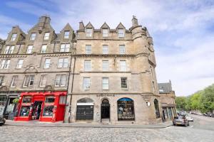 1 Bed in the heart of Grassmarket with Castle Views