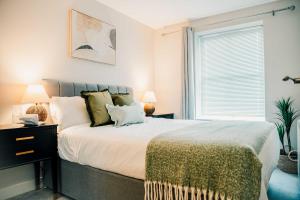 Modern Central 2 Bed Apartment with Parking