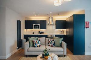 Modern Central 2 Bed Apartment with Parking