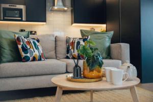 Modern Central 2 Bed Apartment with Parking