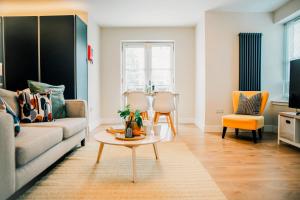 Modern Central 2 Bed Apartment with Parking