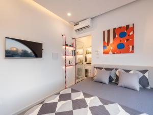 Premium Luxury Hotel w Rooftop Pool, Elevator, Staff 24-7