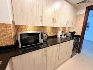 Modern 1BR, 8 Boulevard at Downtown Dubai