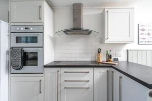 Home in Portscatho Sea Views Parking & Garden