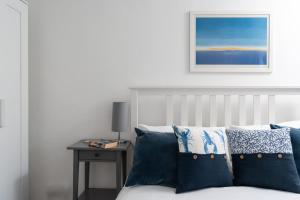 Home in Portscatho Sea Views Parking & Garden