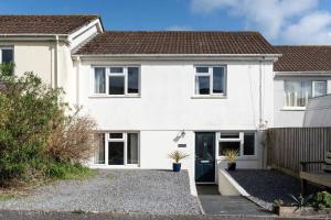 Home in Portscatho Sea Views Parking & Garden
