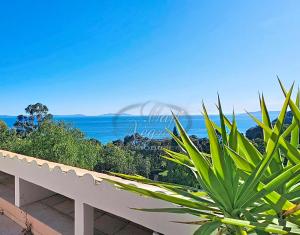 Appartement T2 pour 4 personnes avec terrasse et vue mer proche de la plage du Rayol