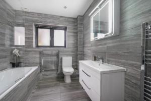 Large modern self contained apartment in Lymington