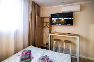 Super Central small studio with Palace View!