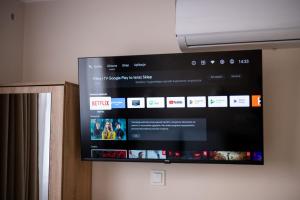 Super Central small studio with Palace View!