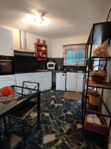 Les Palmiers, T2 confortable en rez de jardin, bord de mer, terrasse