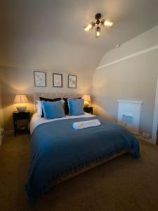 Walsall 4 Bedroom House - Sleeps 8 J7 J9 M6 Driveway Parking - Excellent Equipped Home -Walsall Manor Hospital Bloxwich Wednesbury Darlaston Wolves & More by Samina, Arz Stays