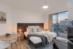 Modern CBD Studio w Balcony Views | Pool & Gym