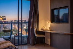 Modern CBD Studio w Balcony Views | Pool & Gym