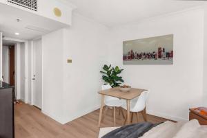 Modern CBD Studio w Balcony Views | Pool & Gym