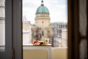 Super Central studio with Balcony & View!