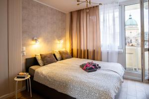 Super Central studio with Balcony & View!