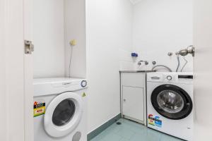 Stylish 2BR Apt Near Syd Uni