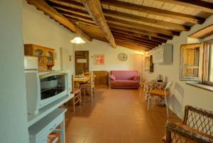 Rondine appartamento confortevole con piscina tennis wifi e giardino