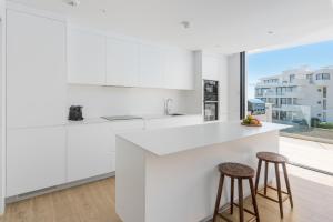 Paula Lemac - Stylish El Higueron Apartment with Sea Views, Spacious Terrace & Comfort