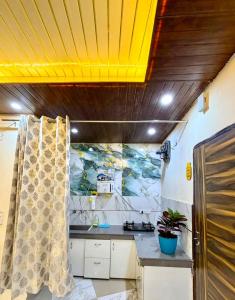 luxurious stay in janakpuri - your go to comfort place