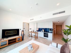 Bright 1BR in Peninsula Three, Scenic Water Views - 6AB15