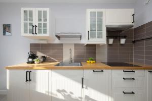 Bright Apartment with a Balcony Offering a Panoramic View of the City