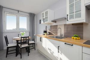 Bright Apartment with a Balcony Offering a Panoramic View of the City