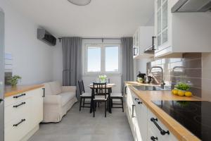 Bright Apartment with a Balcony Offering a Panoramic View of the City