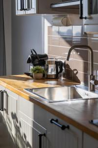 Bright Apartment with a Balcony Offering a Panoramic View of the City