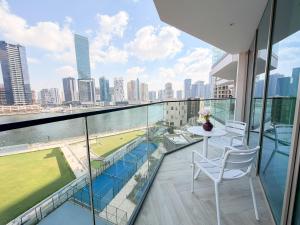 Bright 1BR in Peninsula Three, Scenic Water Views - 6AB15