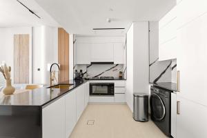 Luxury Burj-View in Business Bay with pool and gym