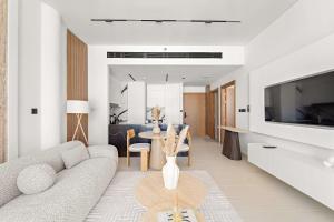 Luxury Burj-View in Business Bay with pool and gym